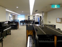 旭堂楽器店2Fショールームアップライトピアノ展示
