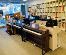 旭堂楽器店Fショールーム電子オルガンコーナー